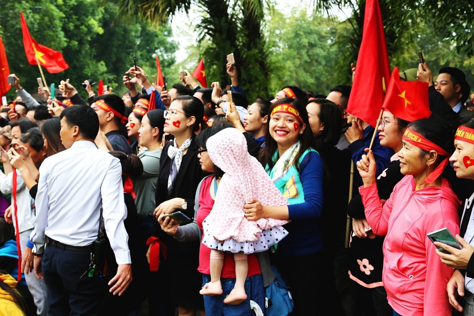 Cư dân Ecopark nồng nhiệt chào đón thầy trò HLV Park Hang Seo và thủ môn Đặng Văn Lâm - 2 Cư dân Ecopark nồng nhiệt chào đón thầy trò HLV Park Hang Seo và thủ môn Đặng Văn Lâm - 2
