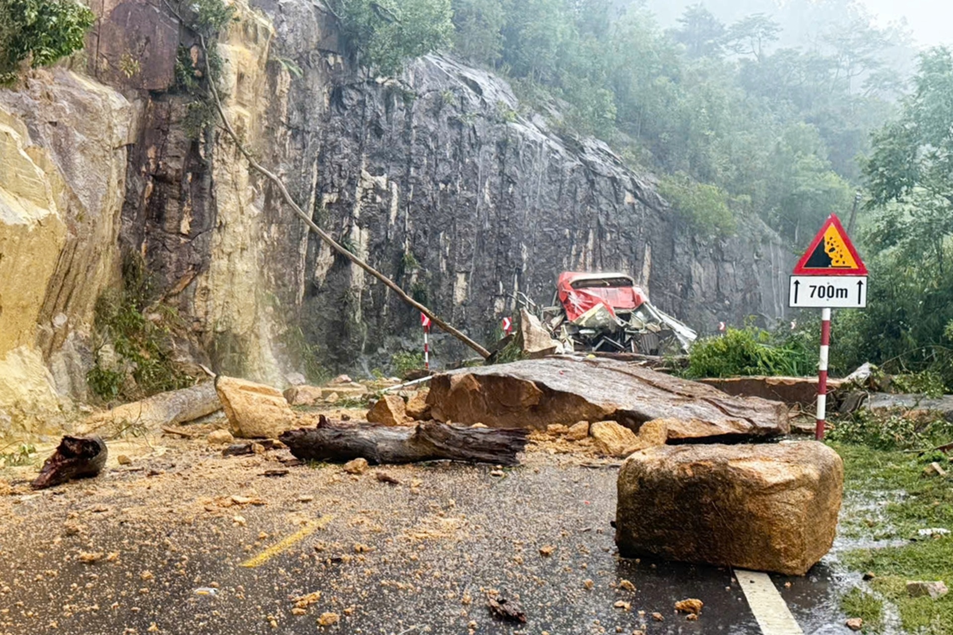 Hiện trường vụ đá lăn đè xe khách ở Khánh Hòa khiến 6 người tử vong - 4 Hiện trường vụ đá lăn đè xe khách ở Khánh Hòa khiến 6 người tử vong - 4