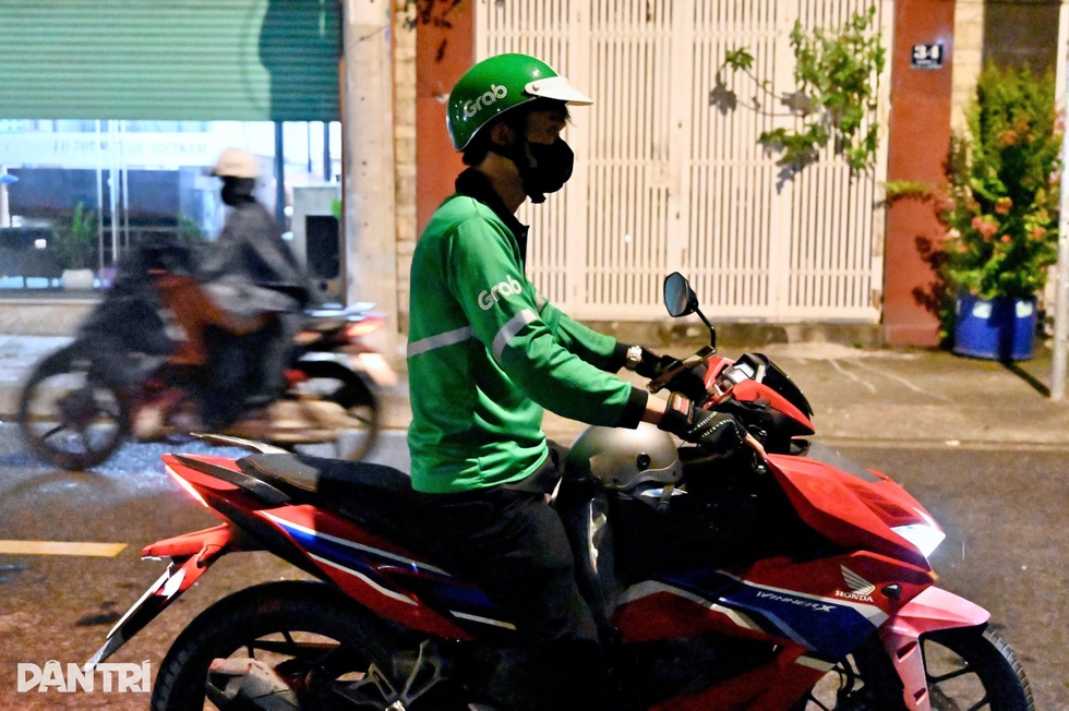Mưu sinh giữa đêm ở TPHCM, tài xế xe ôm công nghệ căng mình với rủi ro - 3 Mưu sinh giữa đêm ở TPHCM, tài xế xe ôm công nghệ căng mình với rủi ro - 3