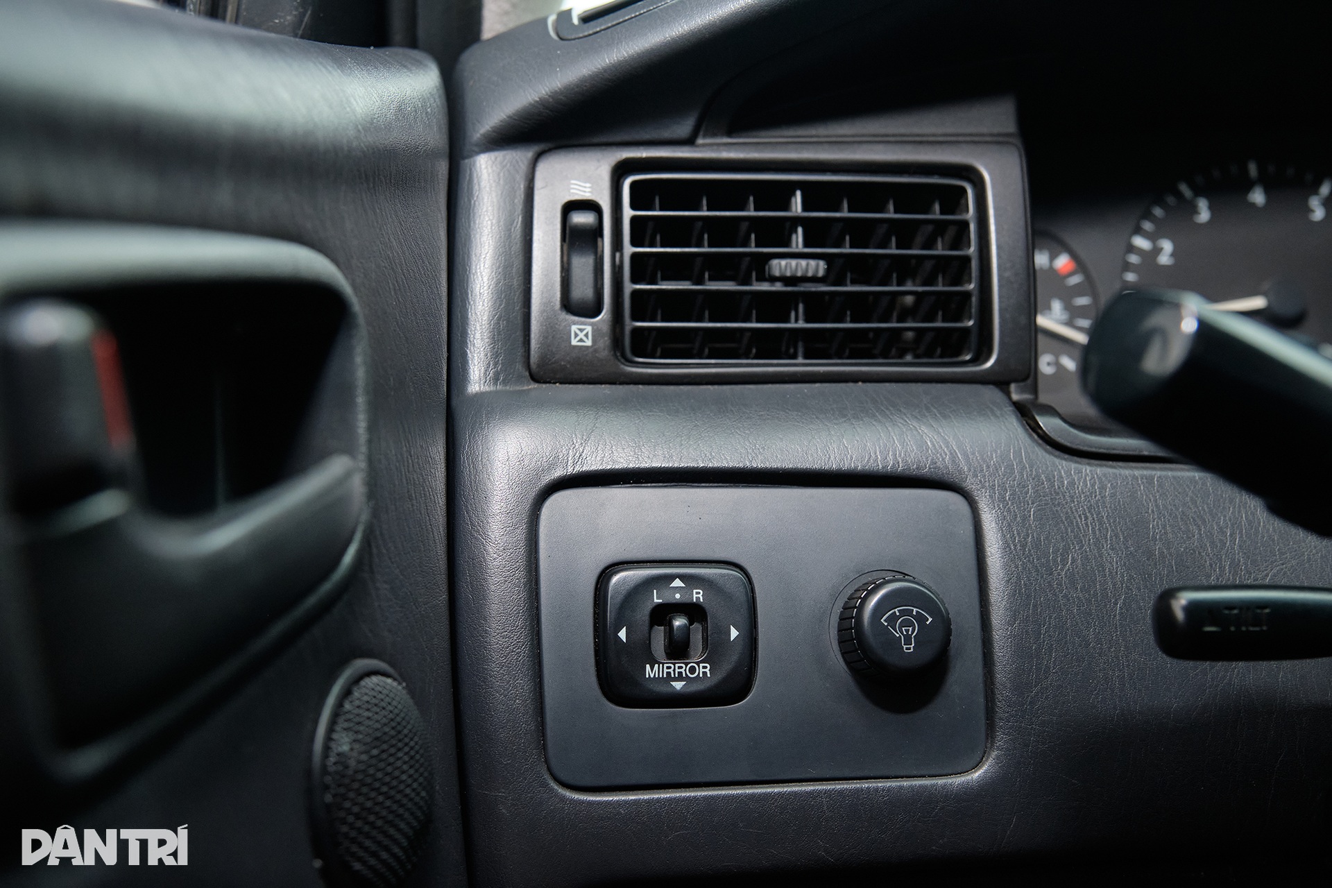 Cận cảnh Toyota Crown 1998: Được trả giá 1,6 tỷ đồng nhưng chủ xe chưa bán - 17 Cận cảnh Toyota Crown 1998: Được trả giá 1,6 tỷ đồng nhưng chủ xe chưa bán - 17