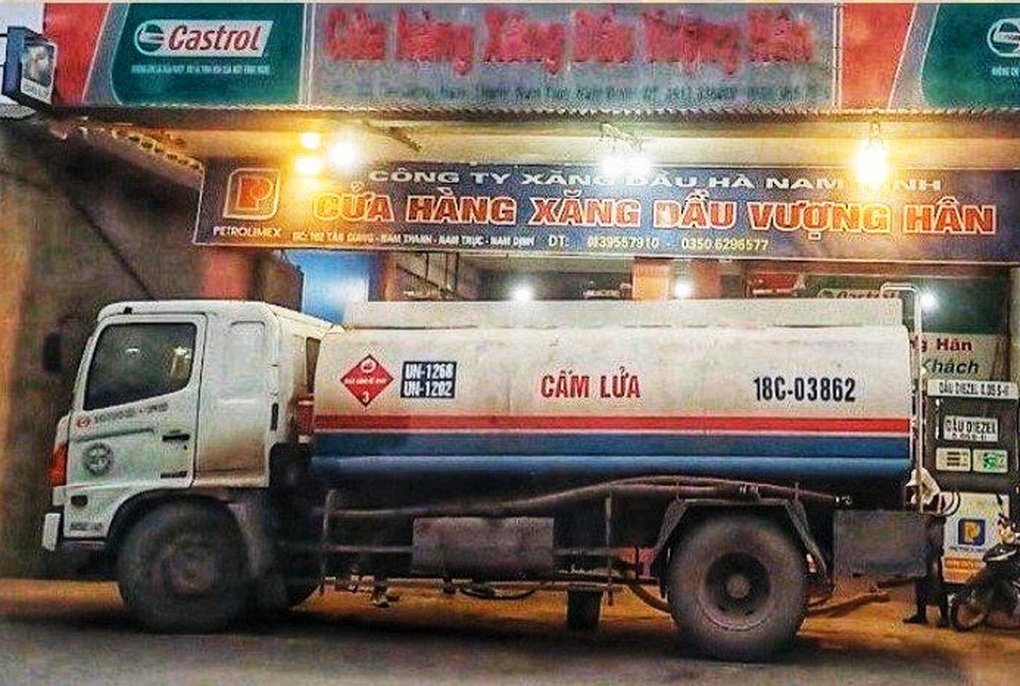 Lén lút mua bán 800 lít xăng ngoài luồng, 2 cây xăng bị phạt - 1 Lén lút mua bán 800 lít xăng ngoài luồng, 2 cây xăng bị phạt - 1