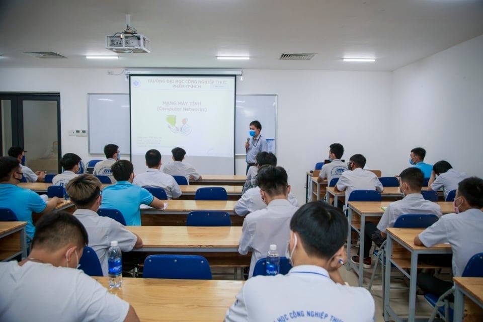 Sinh viên nhiều trường ở TPHCM tấp nập quay trở lại giảng đường - 4 Sinh viên nhiều trường ở TPHCM tấp nập quay trở lại giảng đường - 4