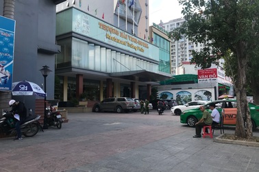 Theo mẹ đến khách sạn làm việc, bé 5 tuổi rơi từ tầng 9 tử vong