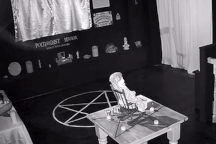 Lạnh gáy cảnh "búp bê ma" tự đung đưa ghế tại bảo tàng ở Anh