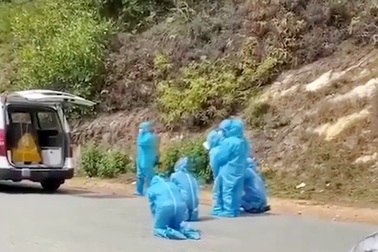 Trào nước mắt cảnh người thân bái lạy thi hài bệnh nhân Covid-19 giữa đường