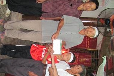 Sẻ chia nỗi đau với cậu bé mồ côi trong vụ chìm tàu Dìn Ký