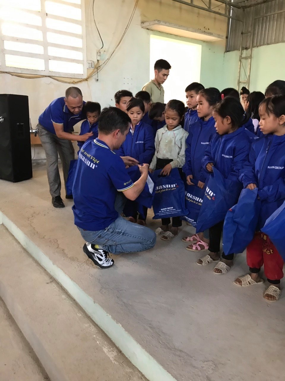 Sơn Nasun trao tặng 3.500 áo ấm cho học sinh miền Tây Bắc - 2 Sơn Nasun trao tặng 3.500 áo ấm cho học sinh miền Tây Bắc - 2