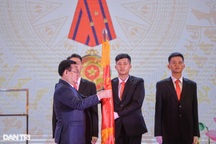 Báo Đại biểu Nhân dân nhận Huân chương Lao động hạng Nhất