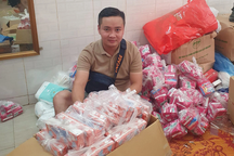 Mặt hàng cứu trợ đặc biệt của chàng trai chưa vợ gửi người dân bị lũ quét