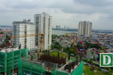 Nguy hiểm rình rập từ cẩu tháp công trình khắp Hà Nội