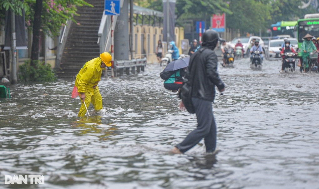 Nhiều tuyến phố Hà Nội ngập sâu sau trận mưa vàng - 4 Nhiều tuyến phố Hà Nội ngập sâu sau trận mưa vàng - 4
