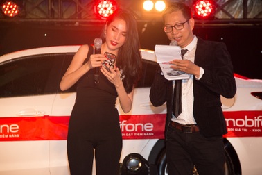 Thủy Tiên xuất hiện lộng lẫy bên giải thưởng tiền tỷ của MobiFone