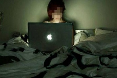 Cô gái 18 tuổi bị tâm thần vì... thức đêm đăng ảnh "câu" like