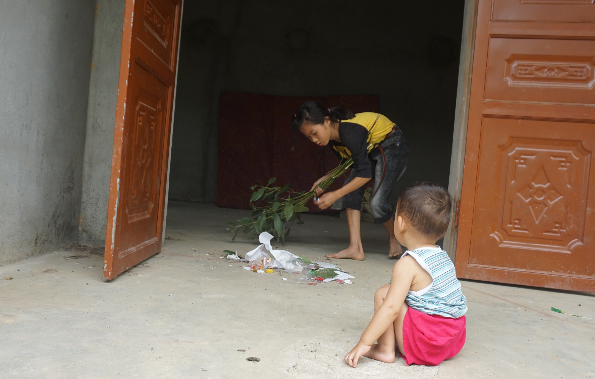 Nhói lòng cảnh cô bé 13 tuổi không cha thay mẹ chăm em - 1 Nhói lòng cảnh cô bé 13 tuổi không cha thay mẹ chăm em - 1