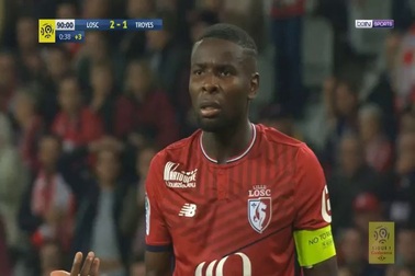 Trọng tài rút thẻ đỏ đuổi... nhầm đuổi cầu thủ ở Ligue 1