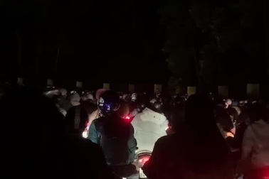 Khách đến từ 4h30, xếp hàng mua vé đi Vườn Quốc gia Ba Vì đông như trẩy hội