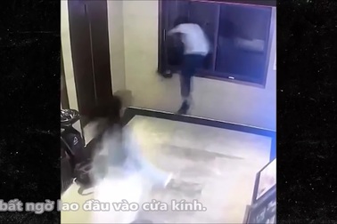 Thanh niên lao đầu vào cửa kính sau khi cãi nhau với bạn gái