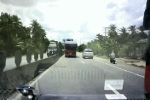 Phẫn nộ xe khách chèn ép, quyết không nhường đường cho xe cứu thương