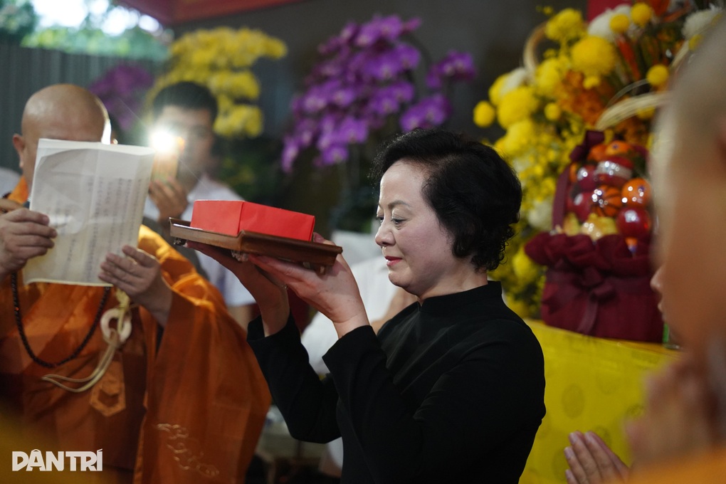 Phó Thủ tướng xúc động trong lễ siêu tiến anh linh các liệt sĩ ở Công viên Lê Thị Riêng - 1