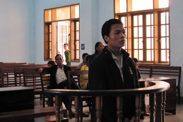 Em trai hầu tòa vì giết anh ruột