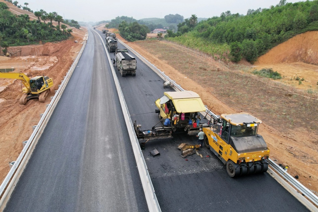 Bộ Chính trị: Tập trung đầu tư đường sắt cao tốc, sân bay, cảng biển lớn - 1 Bộ Chính trị: Tập trung đầu tư đường sắt cao tốc, sân bay, cảng biển lớn - 1