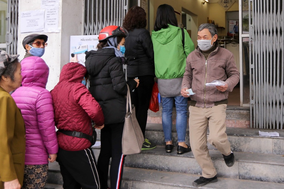 Hà Nội: Xếp hàng dài cả trăm mét đợi mua khẩu trang diệt khuẩn - 13 Hà Nội: Xếp hàng dài cả trăm mét đợi mua khẩu trang diệt khuẩn - 13