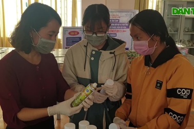 Hai nữ sinh chế dung dịch sát khuẩn từ cây sả dại