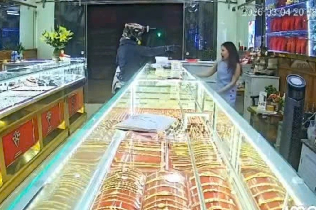 Người đàn ông hành động lạ tại tiệm vàng, chủ tiệm hoang mang kêu cứu - 2 Người đàn ông hành động lạ tại tiệm vàng, chủ tiệm hoang mang kêu cứu - 2