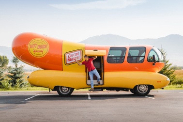 Chủ chiếc ô tô hình xúc xích tuyển tài xế đặc biệt