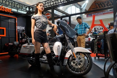 Ngắm những người mẫu xinh đẹp bên môtô “khủng” tại Vietnam AutoExpo 2019