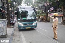 Cảnh sát xử phạt hàng loạt tài xế ô tô trên 16 chỗ đi vào phố cổ Hà Nội