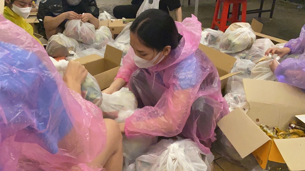 Kiều Loan, Mai Phương dầm mưa trong đêm chuyển lương thực đến khu cách ly - 7