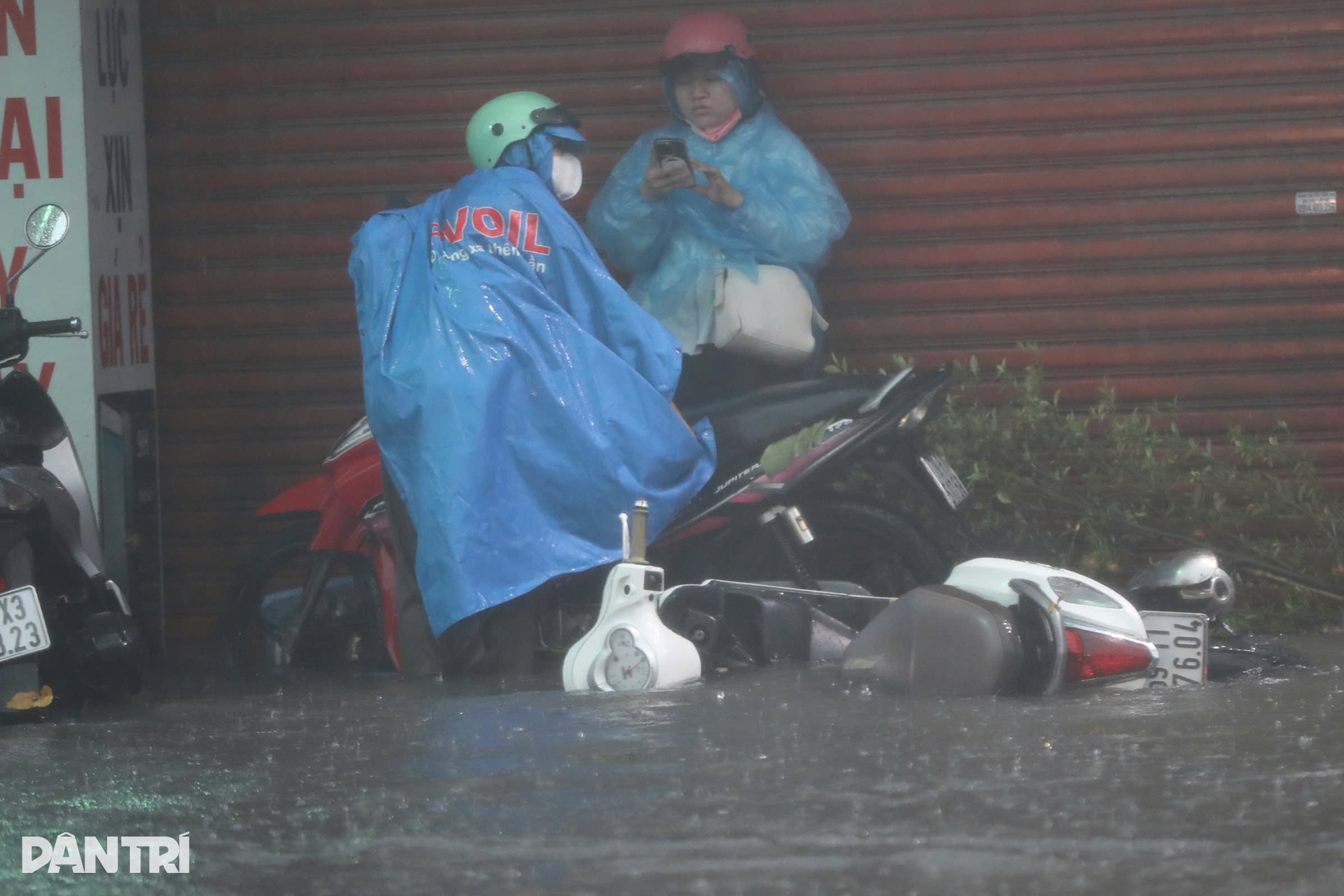 Xe máy nổi lềnh bềnh, đường biến thành sông trong cơn mưa lớn ở TPHCM - 1 Xe máy nổi lềnh bềnh, đường biến thành sông trong cơn mưa lớn ở TPHCM - 1