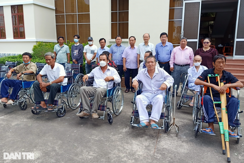 Hơn 100 xe lăn dành tặng người khuyết tật khó khăn - 1 Hơn 100 xe lăn dành tặng người khuyết tật khó khăn - 1