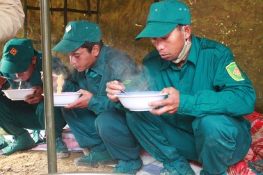 "Ăn đứng, ngủ ngồi" dồn sức giải cứu 12 công nhân mắc kẹt