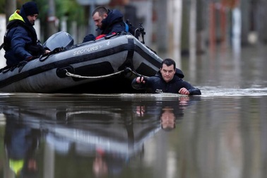 “Kinh đô ánh sáng” Paris ngập trong biển nước