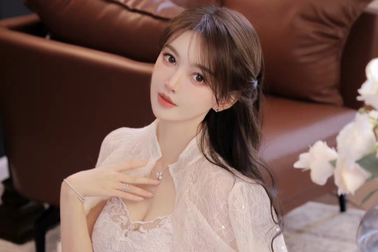 Tình tin đồn của Huỳnh Hiểu Minh: Hot girl nóng bỏng và giống Angelababy