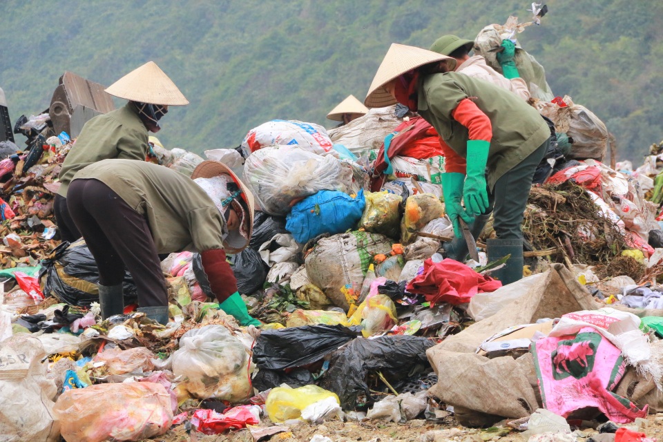 Chuyện những người quanh năm kiếm cơm ở… bãi rác - 1 Chuyện những người quanh năm kiếm cơm ở… bãi rác - 1