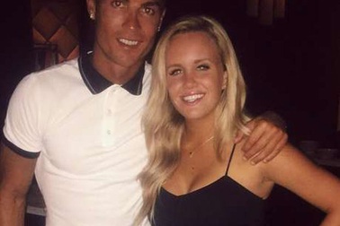 Cô gái may mắn, được C.Ronaldo trả điện thoại, hẹn ăn tối
