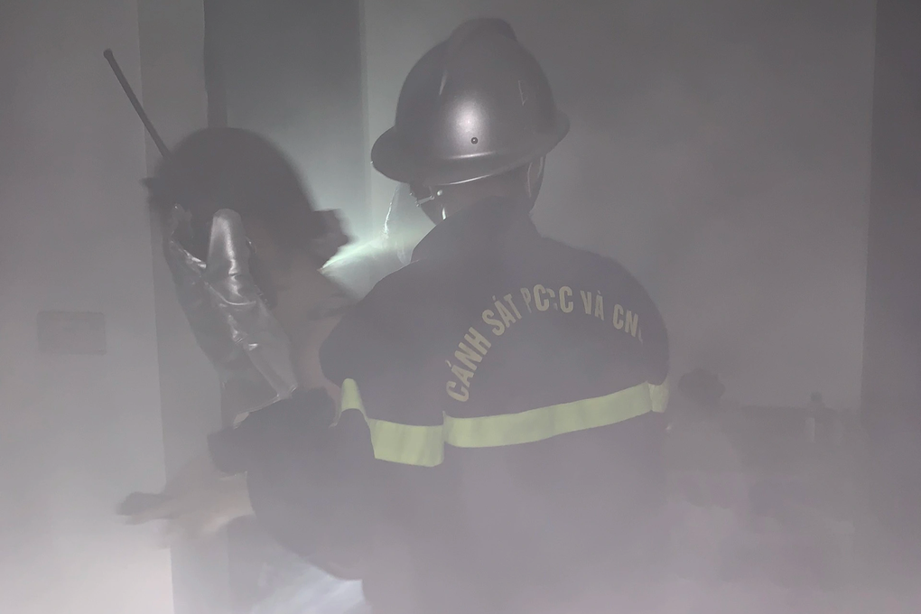 Giải cứu 9 người thoát khỏi căn nhà cháy ở Hà Nội - 1 Giải cứu 9 người thoát khỏi căn nhà cháy ở Hà Nội - 1