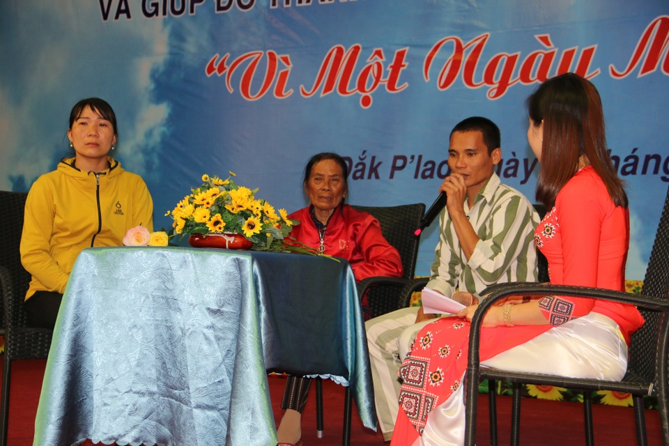 Chấp hành án 10 năm ròng, nam phạm nhân bật khóc vì không nhớ nổi mặt con - 1 Chấp hành án 10 năm ròng, nam phạm nhân bật khóc vì không nhớ nổi mặt con - 1