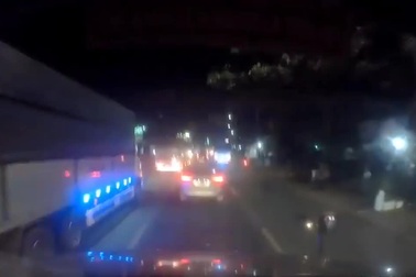 Kinh hoàng xe tải nối đuôi phóng nhanh, vượt ẩu trên quốc lộ giữa đêm tối