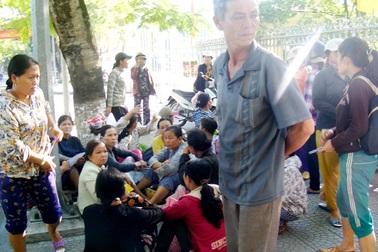 Tiểu thương “vây” trụ sở ủy ban tỉnh phản đối chuyển chợ mới