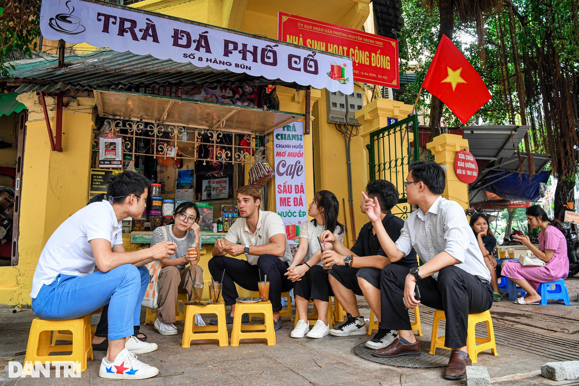 CEO điển trai Đan Mạch sống như người Việt Nam: Đi xe máy, ăn bún đậu - 16 CEO điển trai Đan Mạch sống như người Việt Nam: Đi xe máy, ăn bún đậu - 16