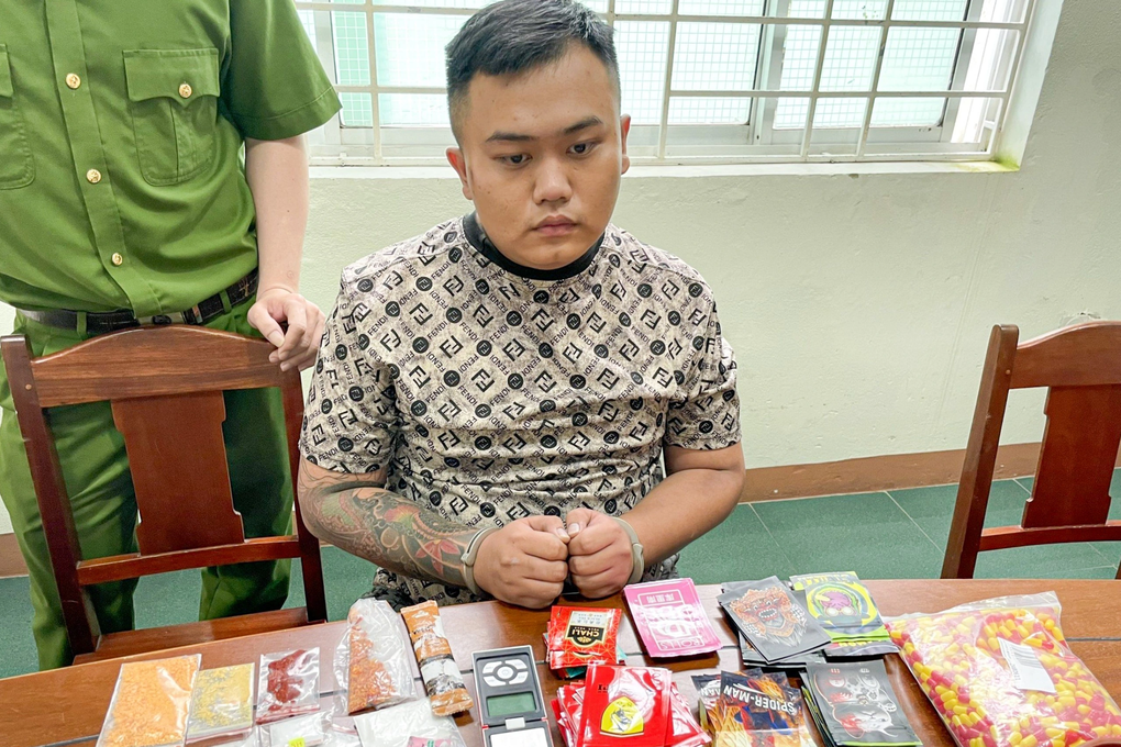 Bắt quả tang 2 thanh niên điều chế nước vui trong chung cư - 1 Bắt quả tang 2 thanh niên điều chế nước vui trong chung cư - 1