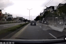 Người đàn ông điều khiển xe tạt đầu ô tô còn hành hung tài xế giữa đường