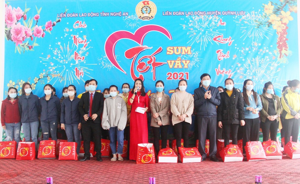 Tết sum vầy mang xuân sớm đến với người lao động Nghệ An khó khăn - 2 Tết sum vầy mang xuân sớm đến với người lao động Nghệ An khó khăn - 2