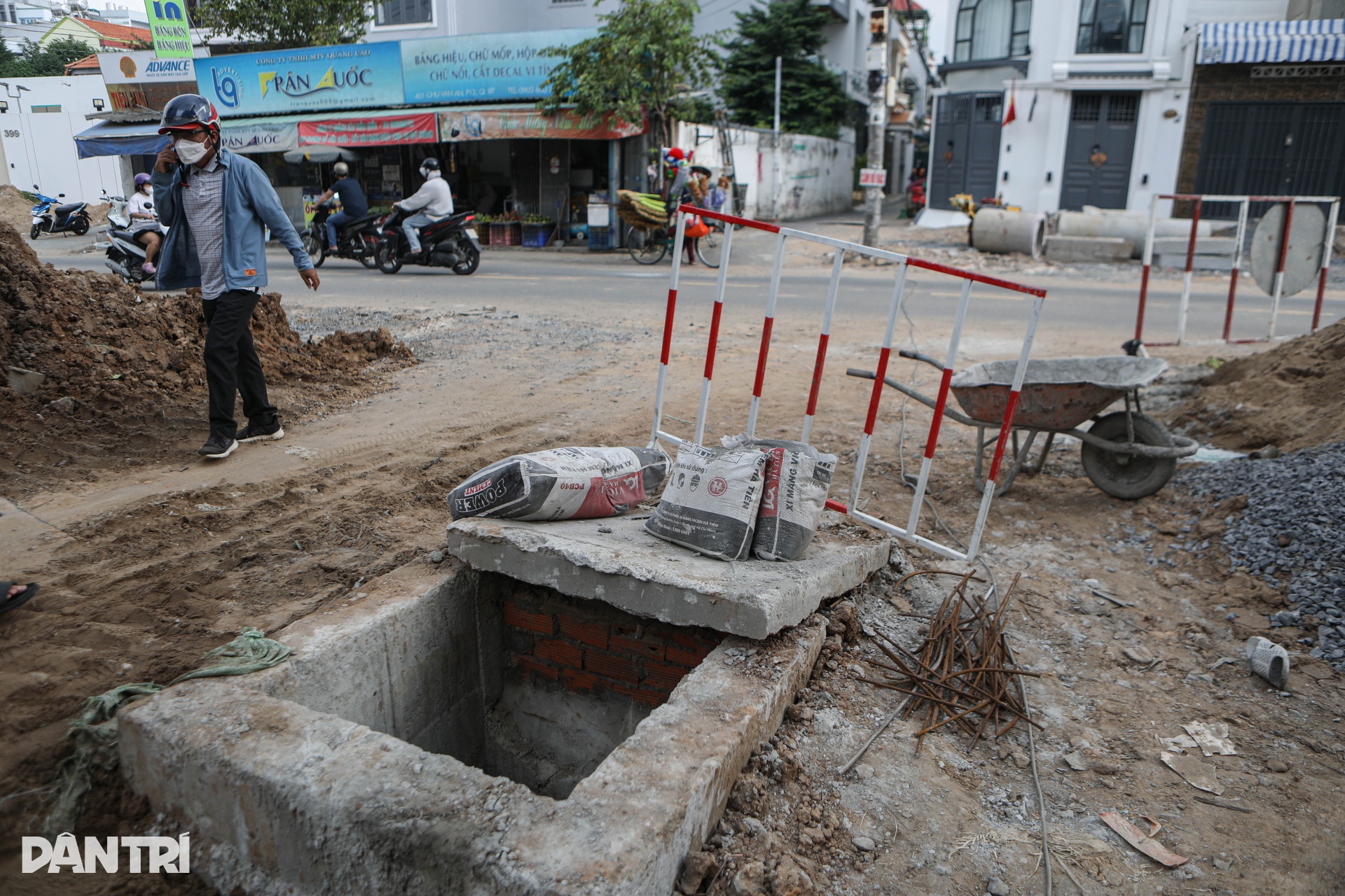 Loạt trụ điện chưa di dời ở dự án 1.000 tỷ mở rộng đường nội đô TPHCM - 7