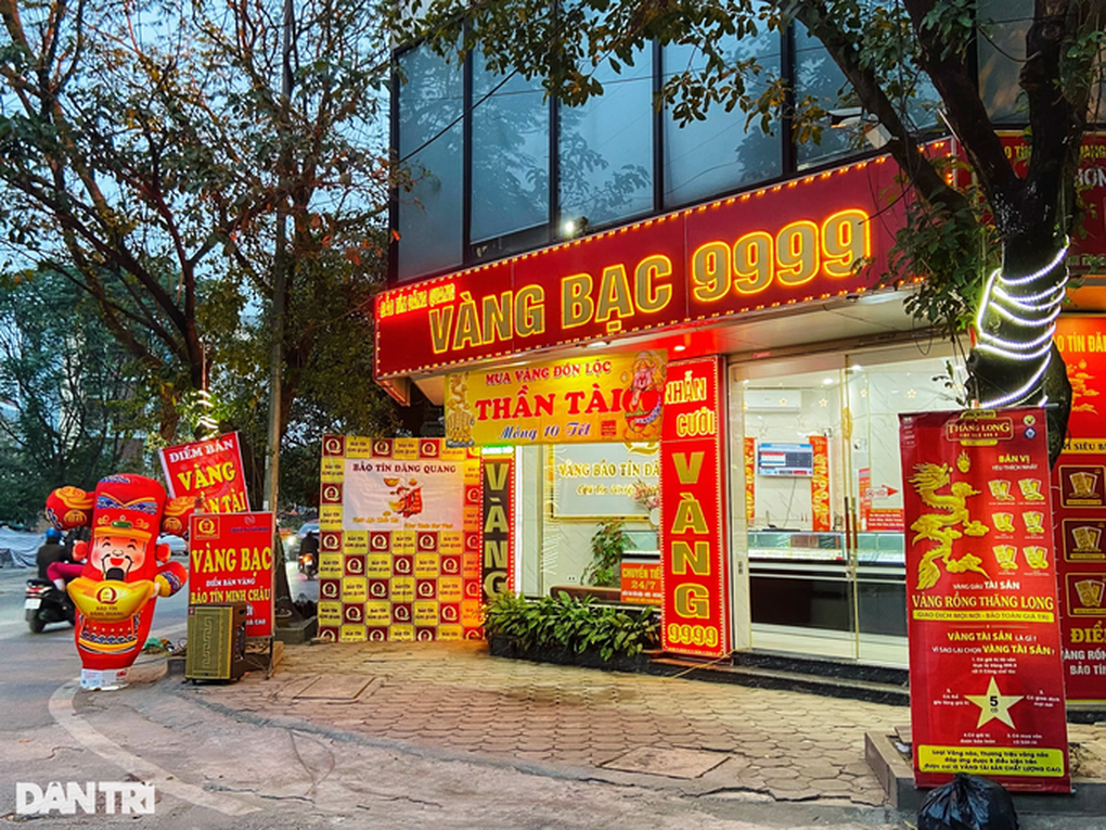 Tiệm vàng tại TPHCM dịp vía Thần Tài: Nhân viên đến sớm phải... chờ cửa - 9 Tiệm vàng tại TPHCM dịp vía Thần Tài: Nhân viên đến sớm phải... chờ cửa - 9