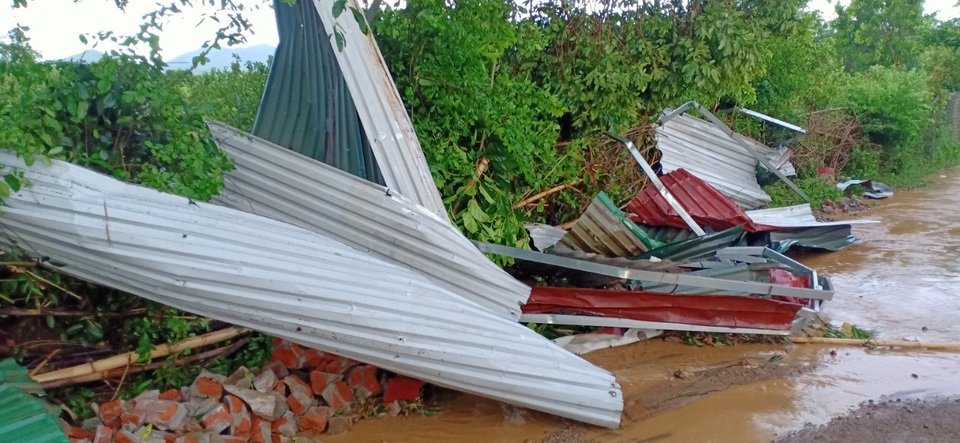 Lốc cuốn mái nhà văng vào 3 phụ nữ khiến một người tử vong - 1 Lốc cuốn mái nhà văng vào 3 phụ nữ khiến một người tử vong - 1